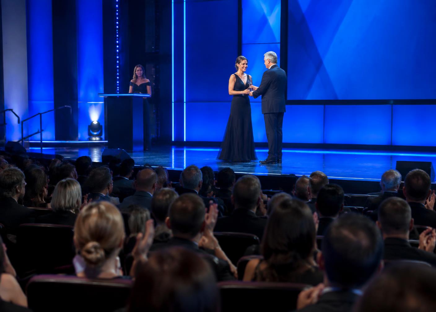 Entrega de un galardón durante una ceremonia profesional de premios
